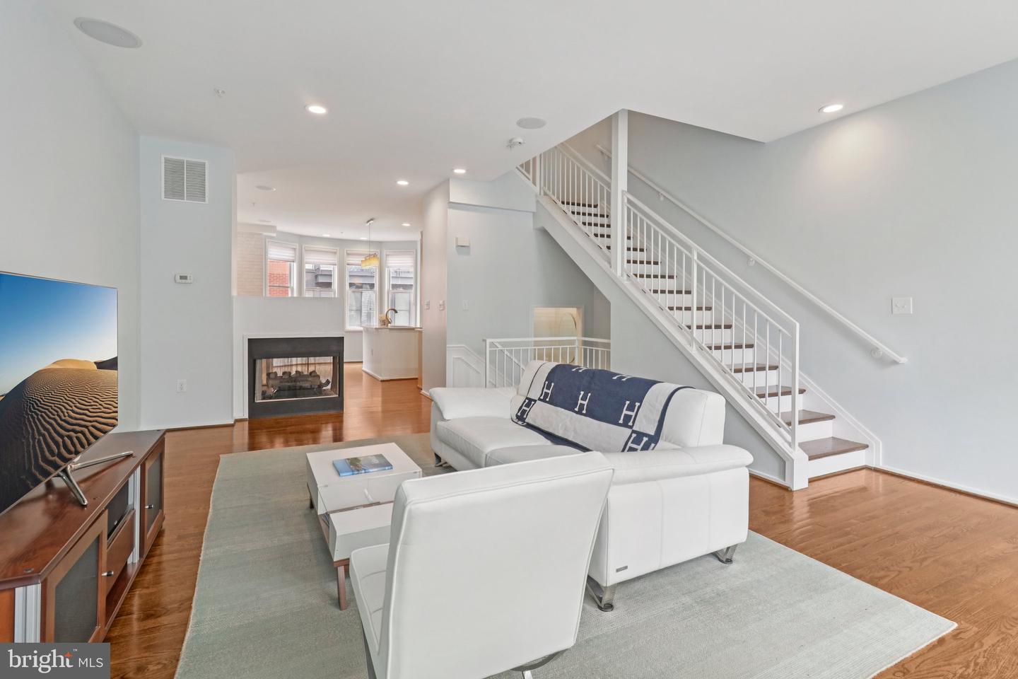 2076 N OAKLAND ST, ARLINGTON, Virginia 22207, 4 Bedrooms Bedrooms, 8 Rooms Rooms,3 BathroomsBathrooms,Residential,For sale,2076 N OAKLAND ST,VAAR2061504 MLS # VAAR2061504