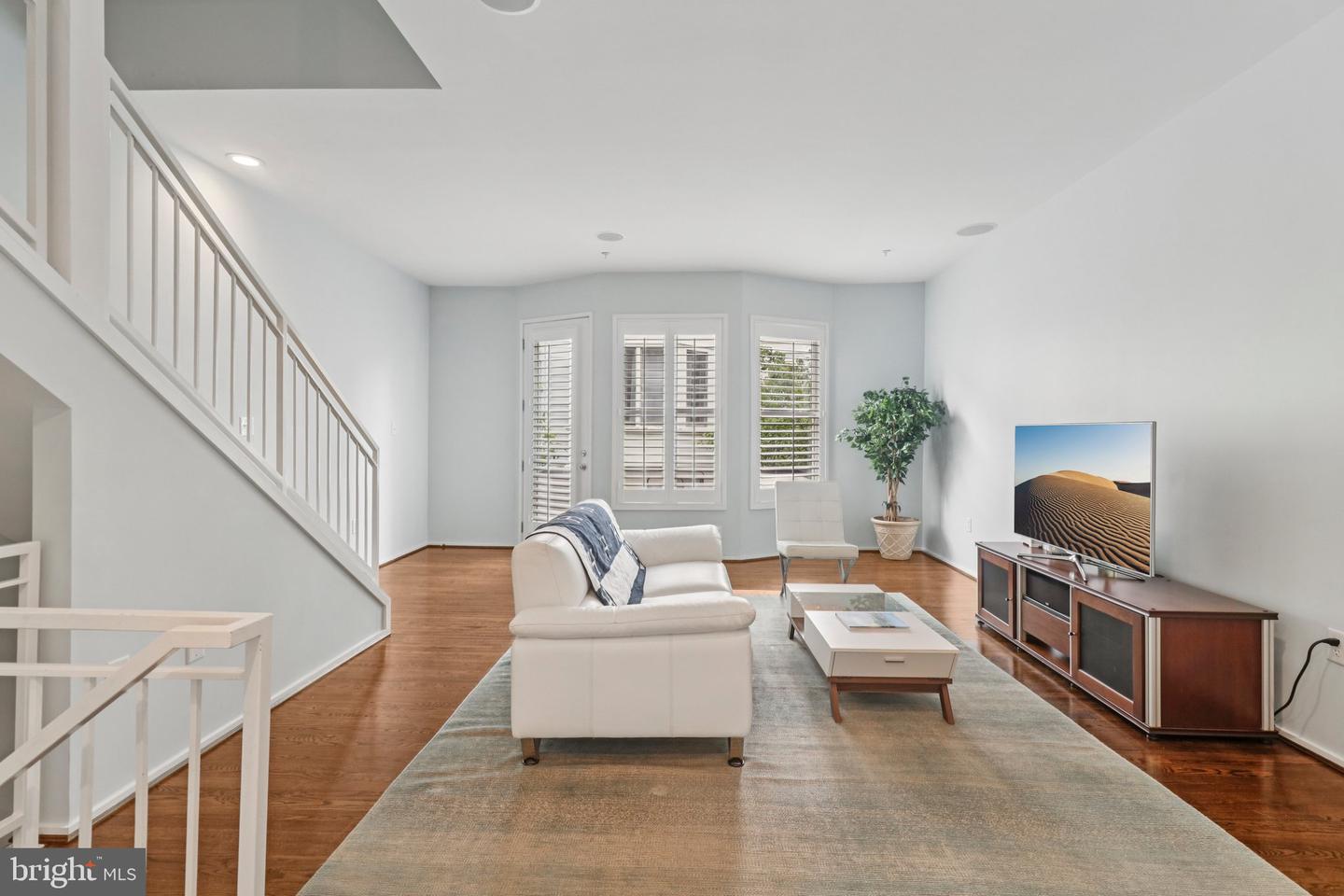 2076 N OAKLAND ST, ARLINGTON, Virginia 22207, 4 Bedrooms Bedrooms, 8 Rooms Rooms,3 BathroomsBathrooms,Residential,For sale,2076 N OAKLAND ST,VAAR2061504 MLS # VAAR2061504