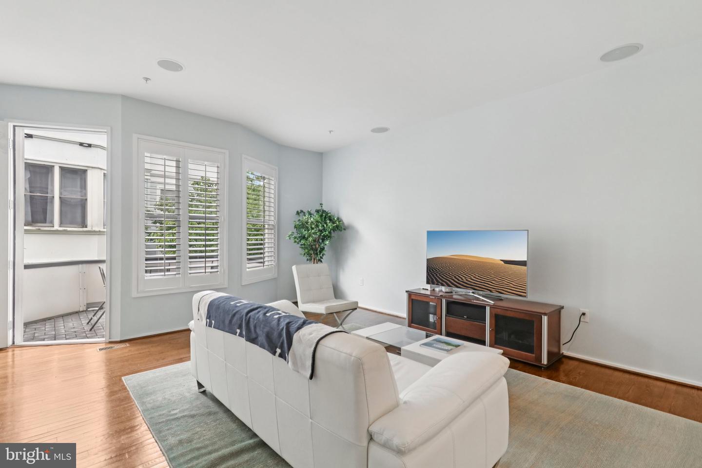 2076 N OAKLAND ST, ARLINGTON, Virginia 22207, 4 Bedrooms Bedrooms, 8 Rooms Rooms,3 BathroomsBathrooms,Residential,For sale,2076 N OAKLAND ST,VAAR2061504 MLS # VAAR2061504