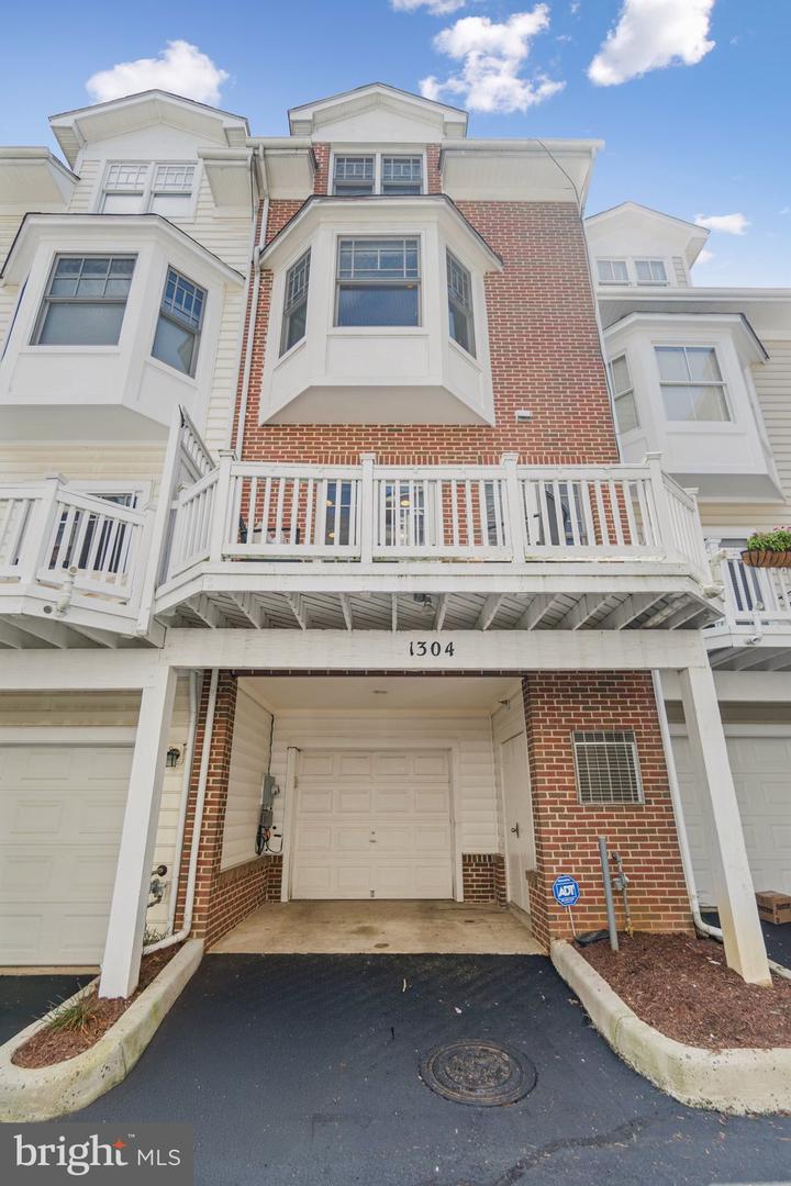1304 N DANVILLE ST, ARLINGTON, Virginia 22201, 3 Bedrooms Bedrooms, ,2 BathroomsBathrooms,Residential,For sale,1304 N DANVILLE ST,VAAR2061816 MLS # VAAR2061816