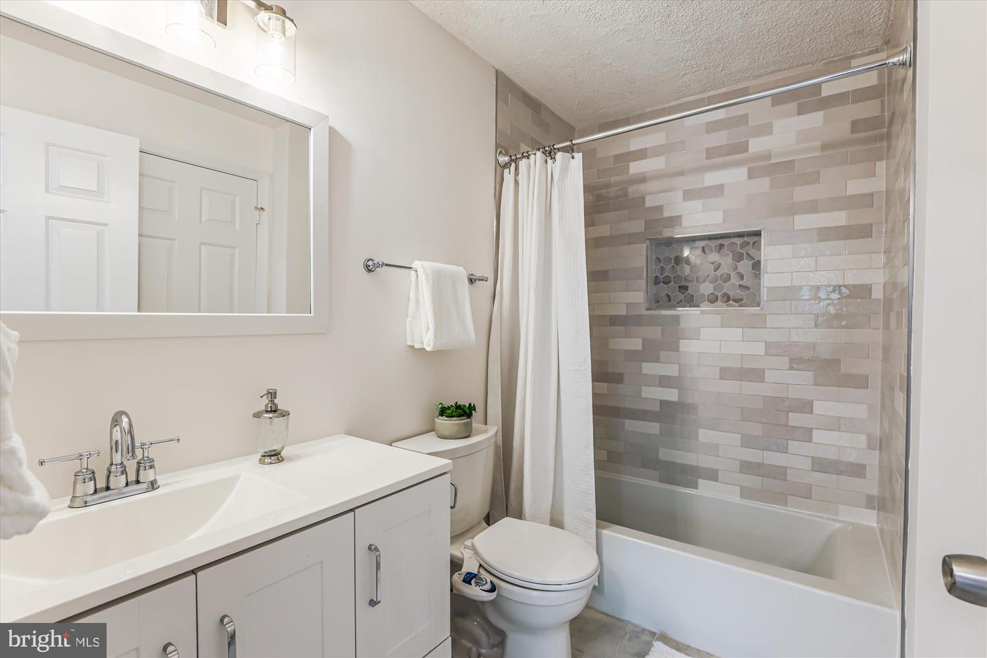12105 GREENWAY CT #201, FAIRFAX, Virginia 22033, 3 Bedrooms Bedrooms, ,2 BathroomsBathrooms,Residential,For sale,12105 GREENWAY CT #201,VAFX2259972 MLS # VAFX2259972