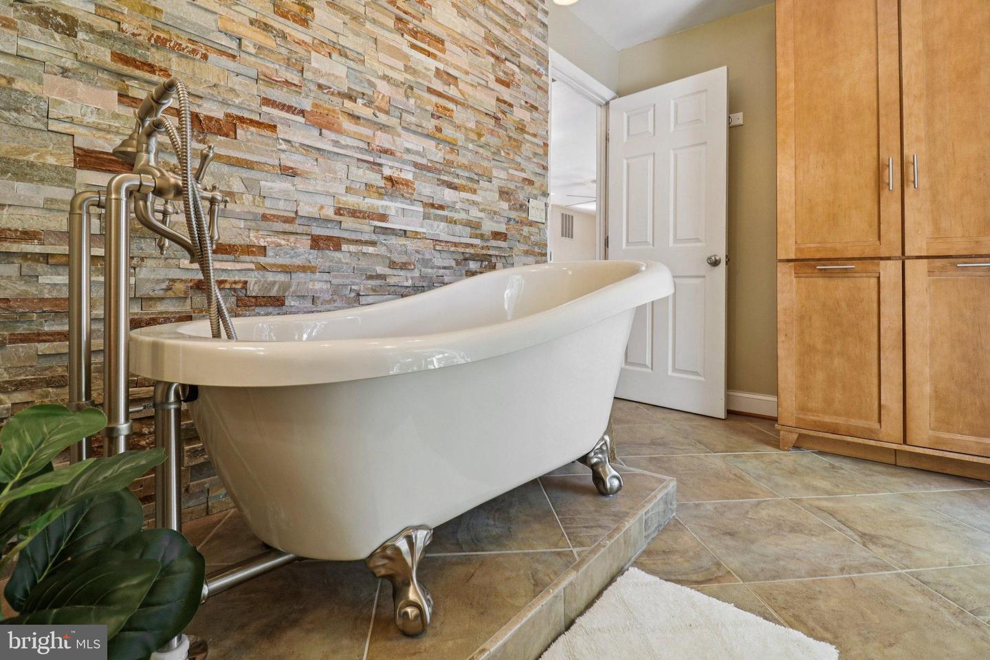 8023 LAKE DR, MANASSAS, Virginia 20111, 3 Bedrooms Bedrooms, 13 Rooms Rooms,3 BathroomsBathrooms,Residential,For sale,8023 LAKE DR,VAPW2101062 MLS # VAPW2101062