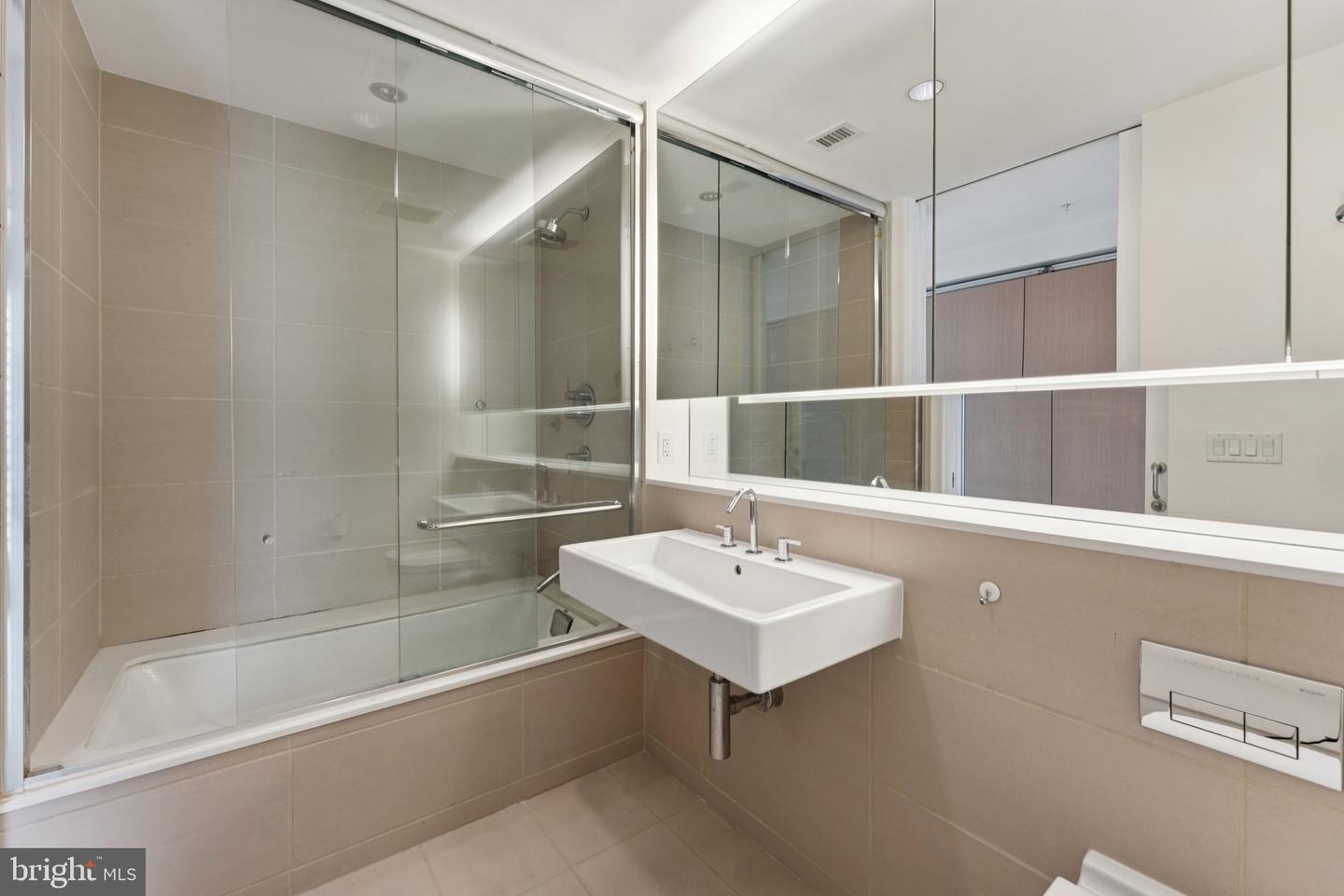 925 H ST NW #701, WASHINGTON, District Of Columbia 20001, 1 Bedroom Bedrooms, ,1 BathroomBathrooms,Residential,For sale,925 H ST NW #701,DCDC2214368 MLS # DCDC2214368