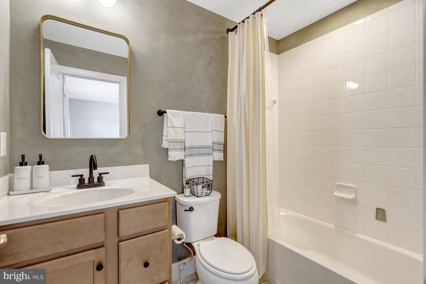10745 CALEDONIA MEADOWS DR, MANASSAS, Virginia 20112, 3 Bedrooms Bedrooms, 11 Rooms Rooms,3 BathroomsBathrooms,Residential,For sale,10745 CALEDONIA MEADOWS DR,VAPW2101132 MLS # VAPW2101132