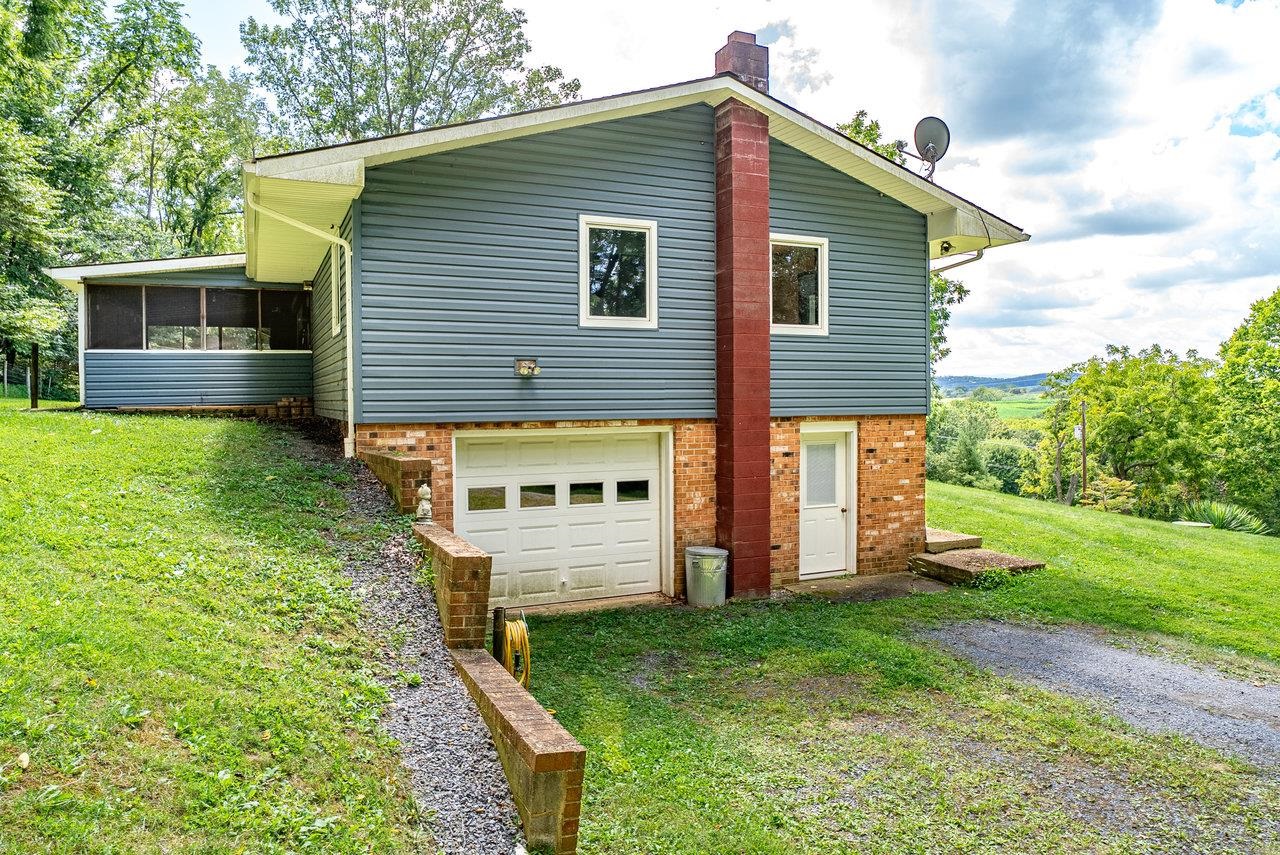18300 MOUNTAIN VALLEY RD, NEW MARKET, Virginia 22844, 3 Bedrooms Bedrooms, ,2 BathroomsBathrooms,Residential,18300 MOUNTAIN VALLEY RD,667921 MLS # 667921