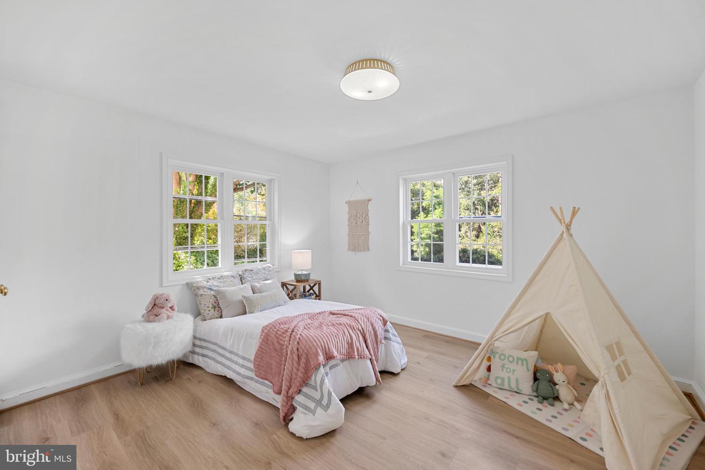 802 JANNEYS LN, ALEXANDRIA, Virginia 22302, 3 Bedrooms Bedrooms, ,2 BathroomsBathrooms,Residential,For sale,802 JANNEYS LN,VAAX2047774 MLS # VAAX2047774