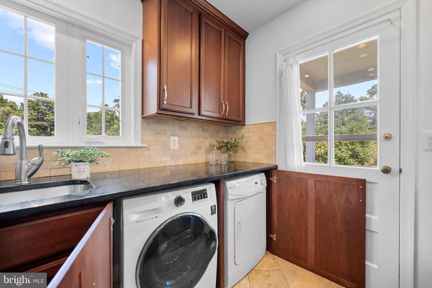 802 JANNEYS LN, ALEXANDRIA, Virginia 22302, 3 Bedrooms Bedrooms, ,2 BathroomsBathrooms,Residential,For sale,802 JANNEYS LN,VAAX2047774 MLS # VAAX2047774