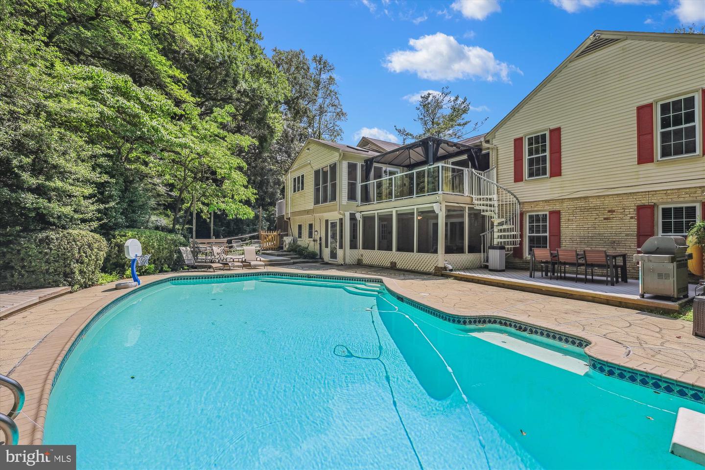 12334 FOLKSTONE DR, HERNDON, Virginia 20171, 5 Bedrooms Bedrooms, 25 Rooms Rooms,4 BathroomsBathrooms,Residential,For sale,12334 FOLKSTONE DR,VAFX2258212 MLS # VAFX2258212