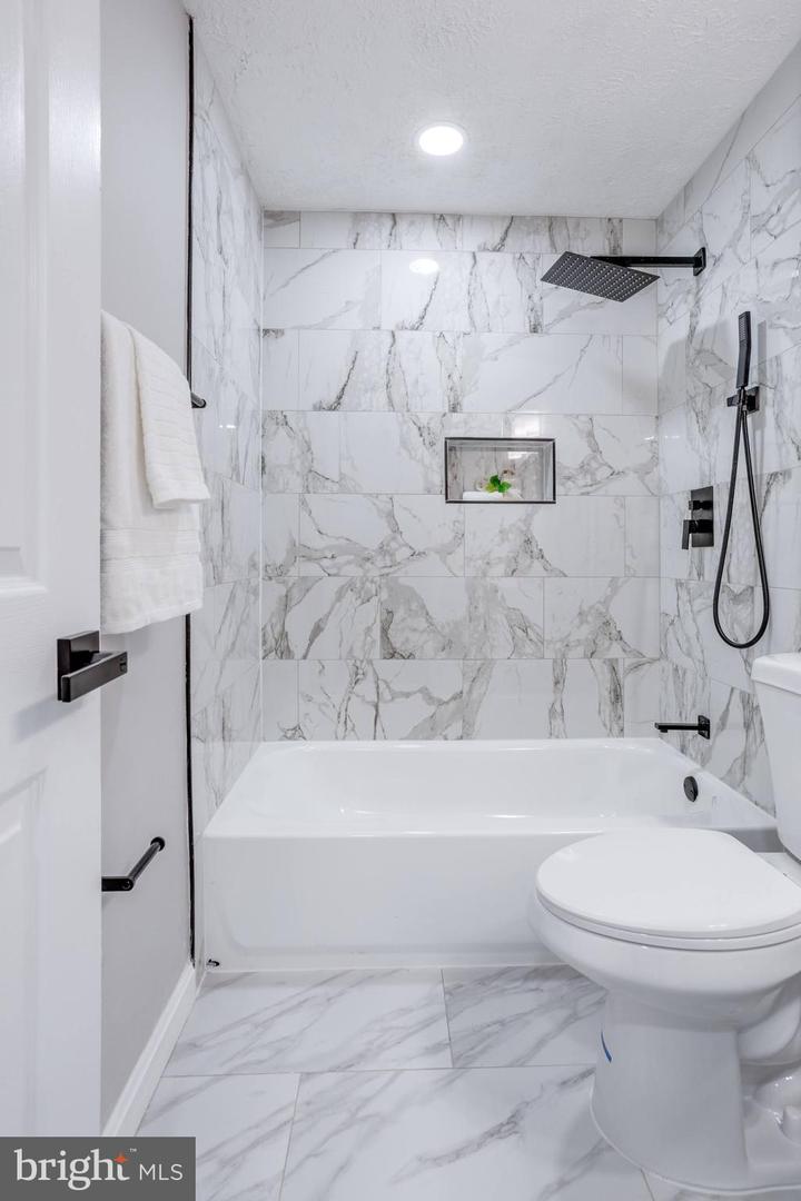 8424 SUGAR CREEK LN, SPRINGFIELD, Virginia 22153, 2 Bedrooms Bedrooms, ,2 BathroomsBathrooms,Residential,For sale,8424 SUGAR CREEK LN,VAFX2261064 MLS # VAFX2261064