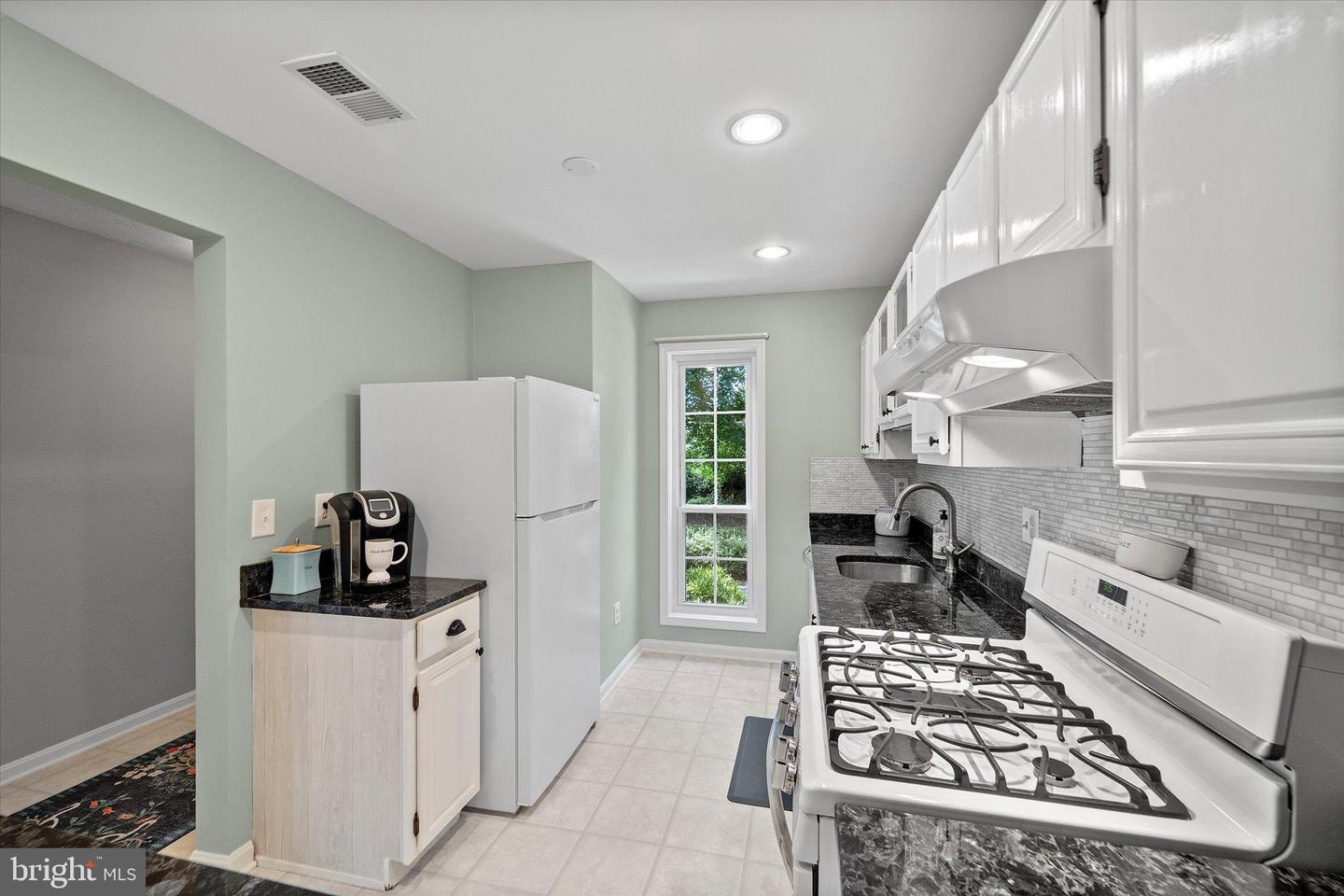 10192 OAKTON TERRACE RD, OAKTON, Virginia 22124, 1 Bedroom Bedrooms, 6 Rooms Rooms,1 BathroomBathrooms,Residential,For sale,10192 OAKTON TERRACE RD,VAFX2261270 MLS # VAFX2261270