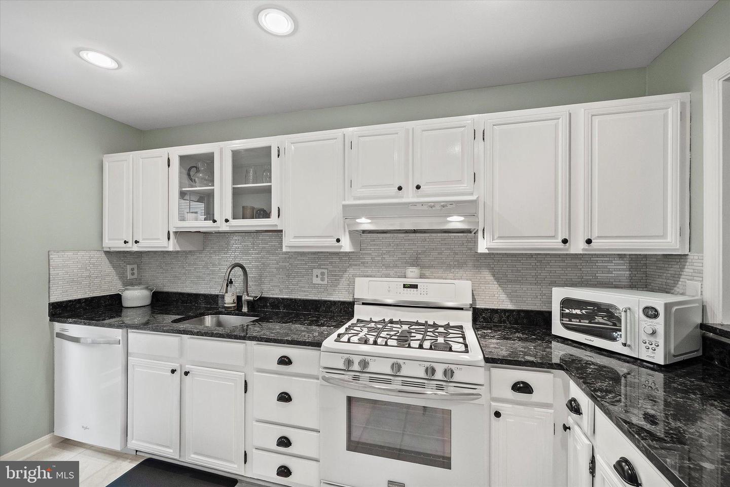 10192 OAKTON TERRACE RD, OAKTON, Virginia 22124, 1 Bedroom Bedrooms, 6 Rooms Rooms,1 BathroomBathrooms,Residential,For sale,10192 OAKTON TERRACE RD,VAFX2261270 MLS # VAFX2261270