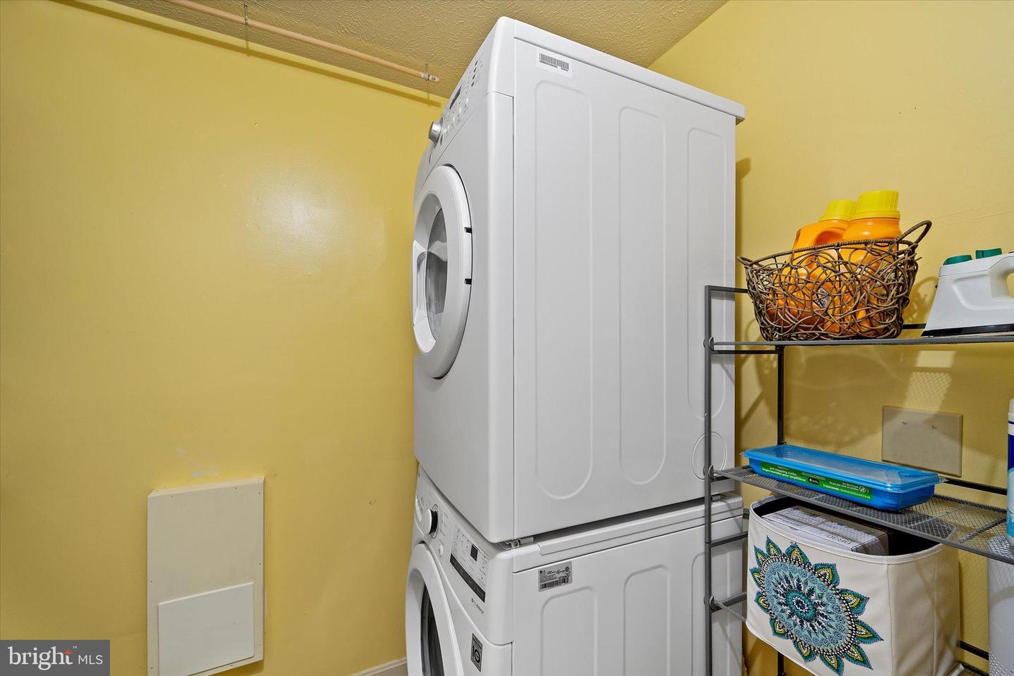 10192 OAKTON TERRACE RD, OAKTON, Virginia 22124, 1 Bedroom Bedrooms, 6 Rooms Rooms,1 BathroomBathrooms,Residential,For sale,10192 OAKTON TERRACE RD,VAFX2261270 MLS # VAFX2261270