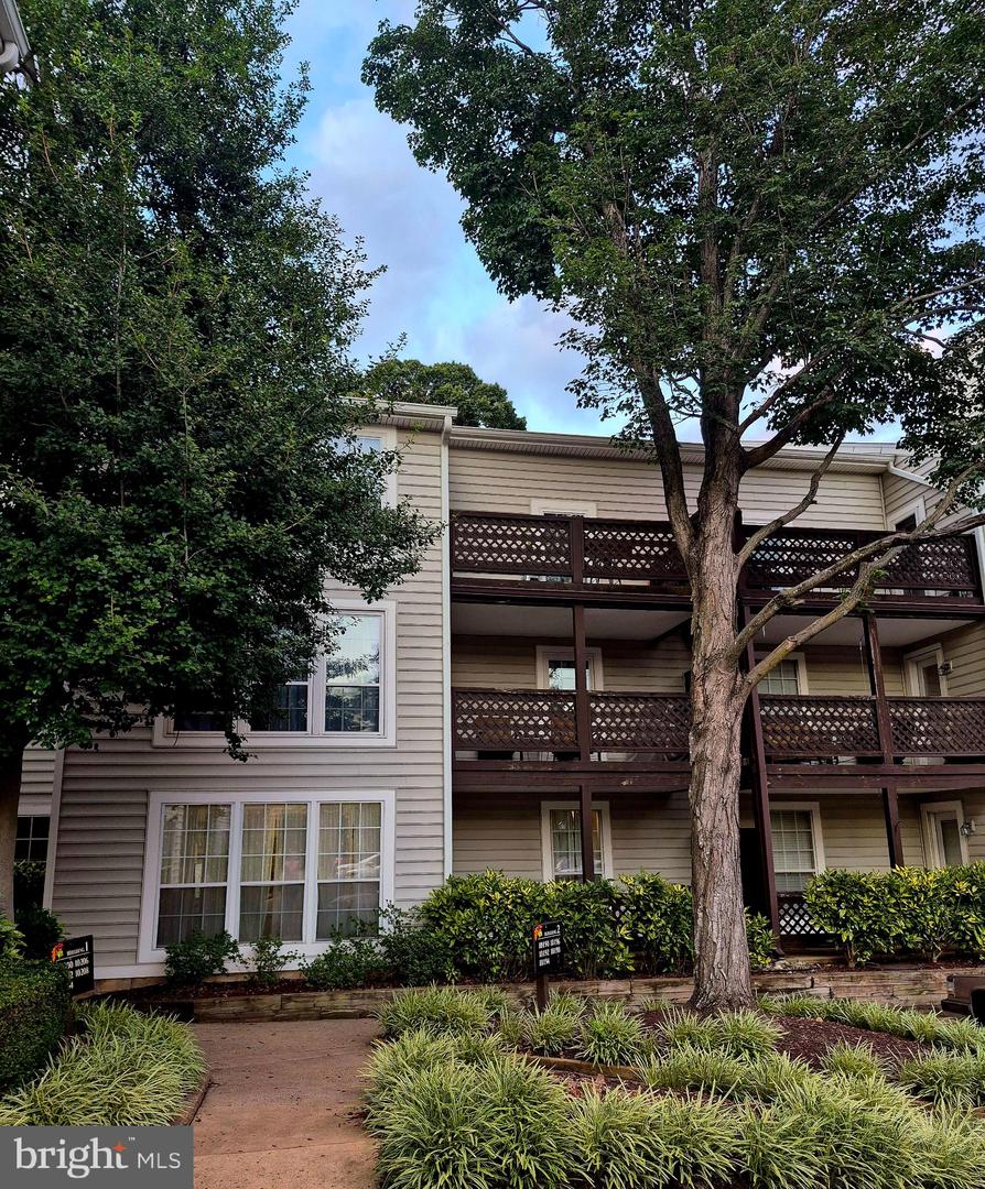 10192 OAKTON TERRACE RD, OAKTON, Virginia 22124, 1 Bedroom Bedrooms, 6 Rooms Rooms,1 BathroomBathrooms,Residential,For sale,10192 OAKTON TERRACE RD,VAFX2261270 MLS # VAFX2261270