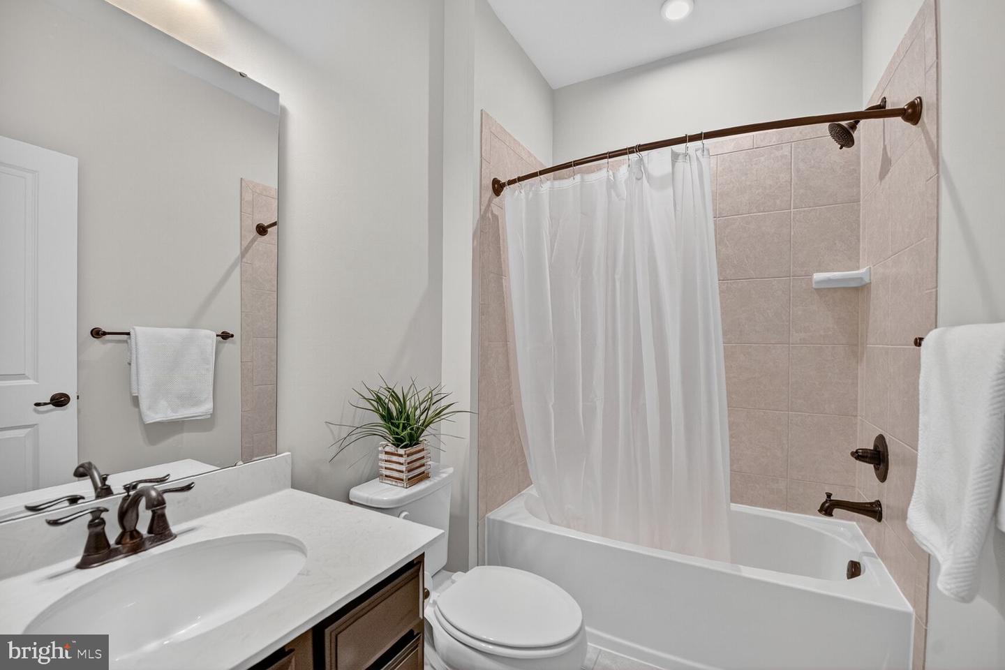 2145 HEMLOCK BAY RD, DUMFRIES, Virginia 22026, 3 Bedrooms Bedrooms, ,3 BathroomsBathrooms,Residential,For sale,2145 HEMLOCK BAY RD,VAPW2101556 MLS # VAPW2101556