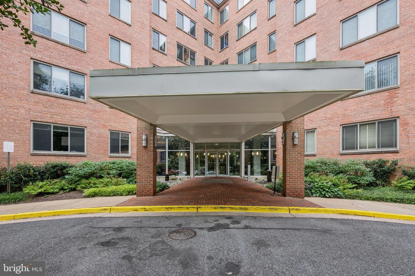 3000 SPOUT RUN PKWY #D212, ARLINGTON, Virginia 22201, 2 Bedrooms Bedrooms, ,1 BathroomBathrooms,Residential,For sale,3000 SPOUT RUN PKWY #D212,VAAR2062374 MLS # VAAR2062374