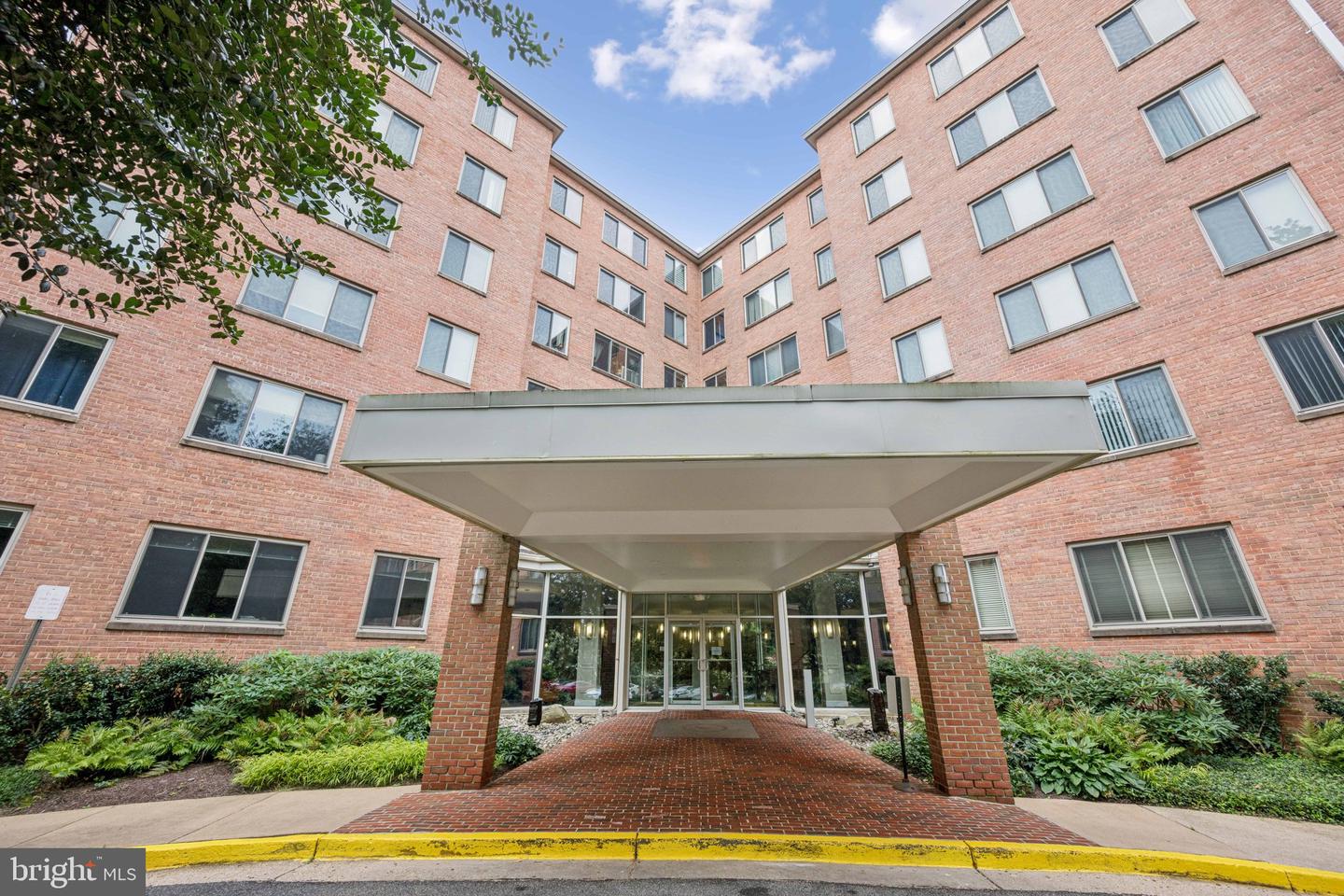 3000 SPOUT RUN PKWY #D212, ARLINGTON, Virginia 22201, 2 Bedrooms Bedrooms, ,1 BathroomBathrooms,Residential,For sale,3000 SPOUT RUN PKWY #D212,VAAR2062374 MLS # VAAR2062374