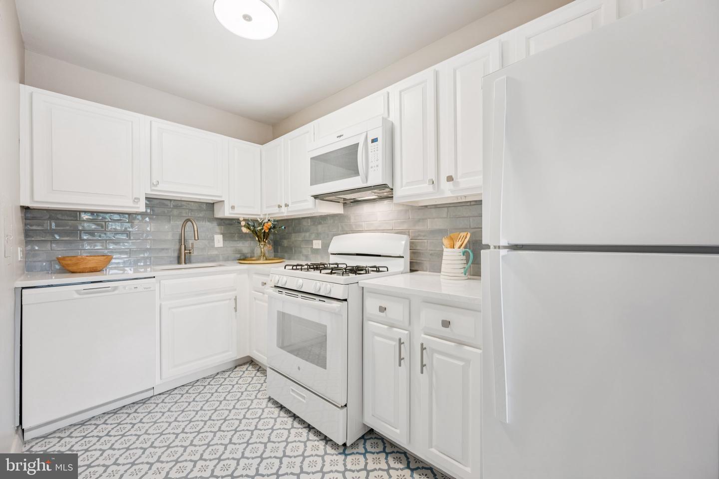 3000 SPOUT RUN PKWY #D212, ARLINGTON, Virginia 22201, 2 Bedrooms Bedrooms, ,1 BathroomBathrooms,Residential,For sale,3000 SPOUT RUN PKWY #D212,VAAR2062374 MLS # VAAR2062374