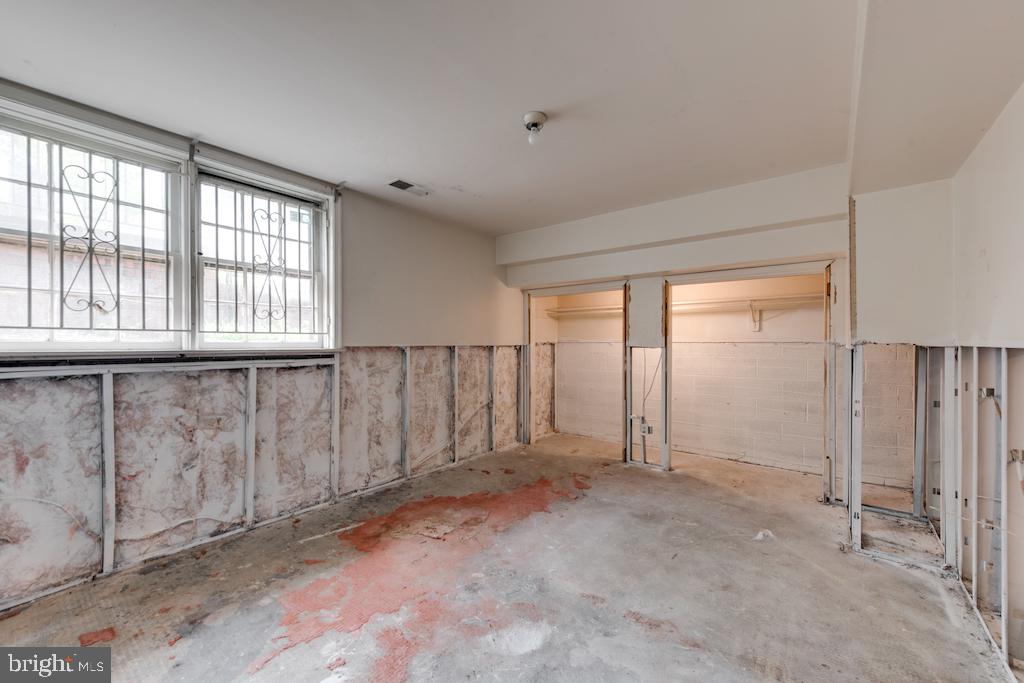 2015 37TH ST SE #102, WASHINGTON, District Of Columbia 20020, 3 Bedrooms Bedrooms, ,2 BathroomsBathrooms,Residential,For sale,2015 37TH ST SE #102,DCDC2215464 MLS # DCDC2215464