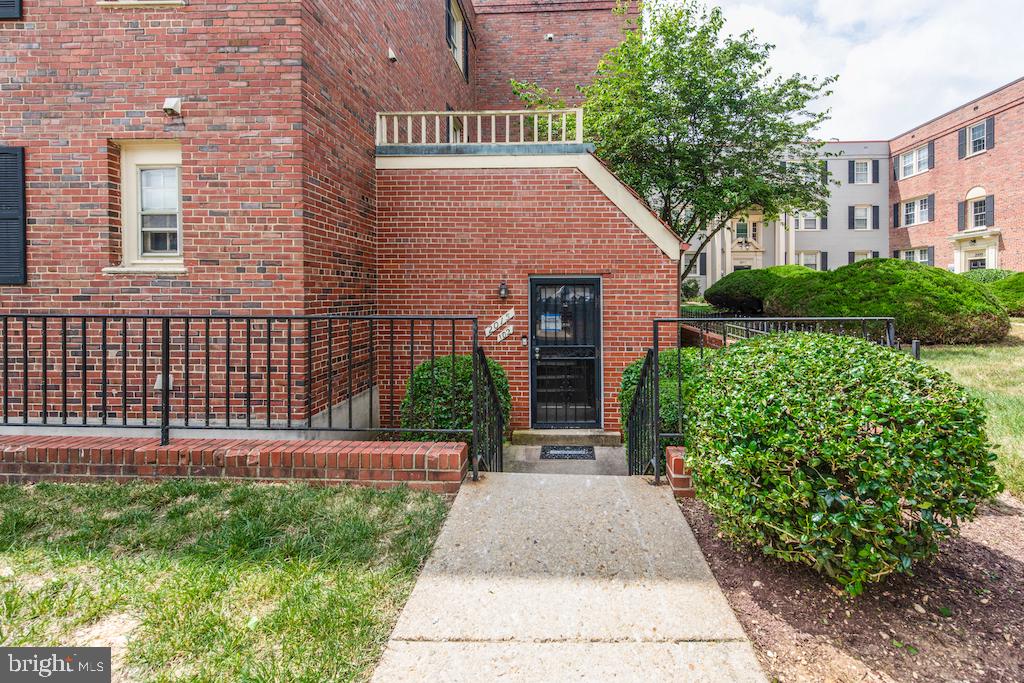 2015 37TH ST SE #102, WASHINGTON, District Of Columbia 20020, 3 Bedrooms Bedrooms, ,2 BathroomsBathrooms,Residential,For sale,2015 37TH ST SE #102,DCDC2215464 MLS # DCDC2215464