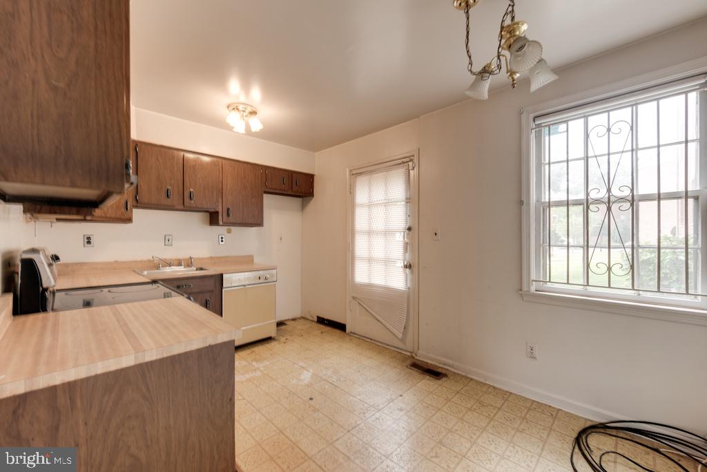 2015 37TH ST SE #102, WASHINGTON, District Of Columbia 20020, 3 Bedrooms Bedrooms, ,2 BathroomsBathrooms,Residential,For sale,2015 37TH ST SE #102,DCDC2215464 MLS # DCDC2215464