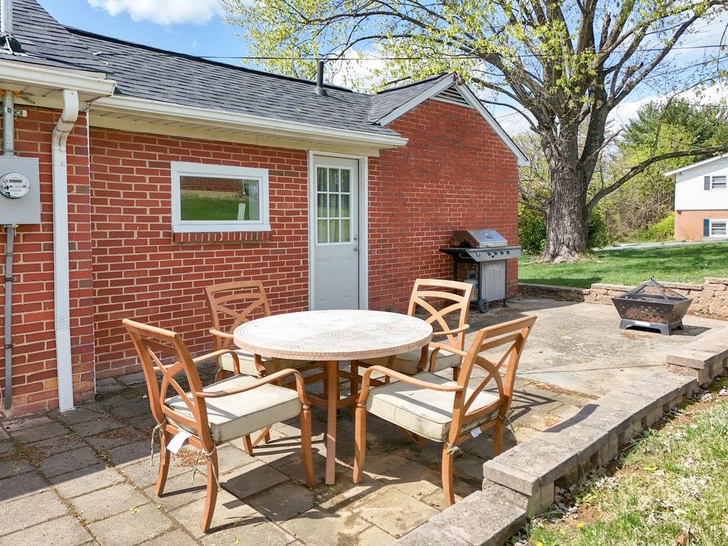 396 LINDEN DR, STAUNTON, Virginia 24401, 3 Bedrooms Bedrooms, ,2 BathroomsBathrooms,Residential,396 LINDEN DR,662527 MLS # 662527