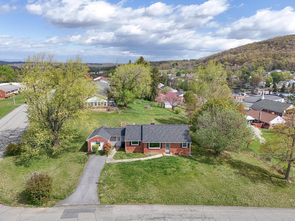 396 LINDEN DR, STAUNTON, Virginia 24401, 3 Bedrooms Bedrooms, ,2 BathroomsBathrooms,Residential,396 LINDEN DR,662527 MLS # 662527
