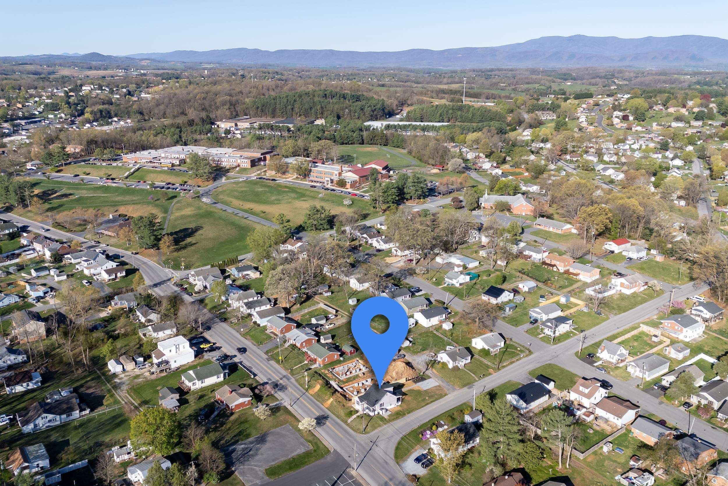 422 GRUBERT AVE, STAUNTON, Virginia 24401, 3 Bedrooms Bedrooms, ,2 BathroomsBathrooms,Residential,422 GRUBERT AVE,663079 MLS # 663079