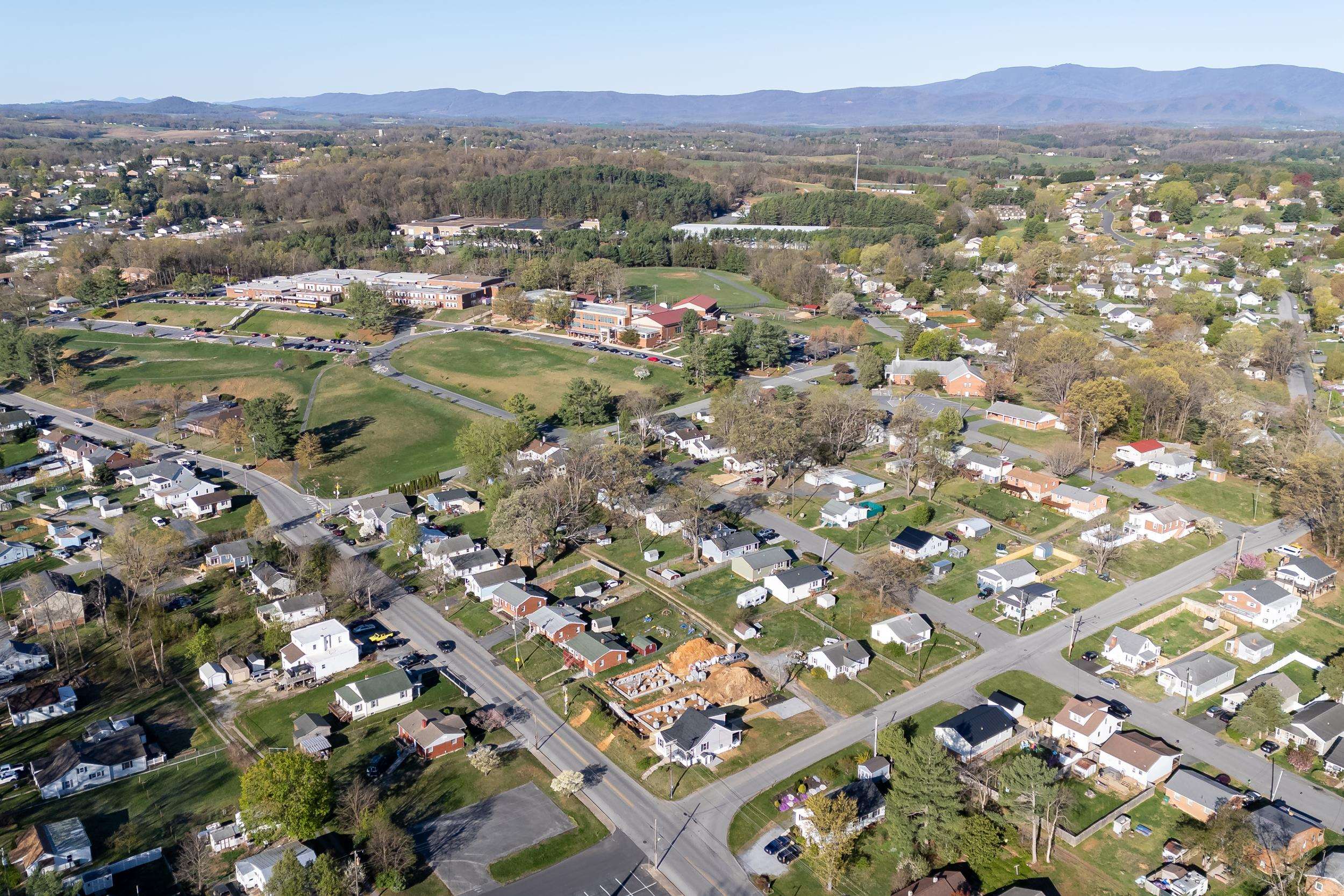 422 GRUBERT AVE, STAUNTON, Virginia 24401, 3 Bedrooms Bedrooms, ,2 BathroomsBathrooms,Residential,422 GRUBERT AVE,663079 MLS # 663079