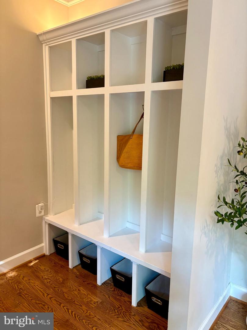 2354 N QUEBEC ST, ARLINGTON, Virginia 22207, 5 Bedrooms Bedrooms, 22 Rooms Rooms,4 BathroomsBathrooms,Residential,For sale,2354 N QUEBEC ST,VAAR2060426 MLS # VAAR2060426