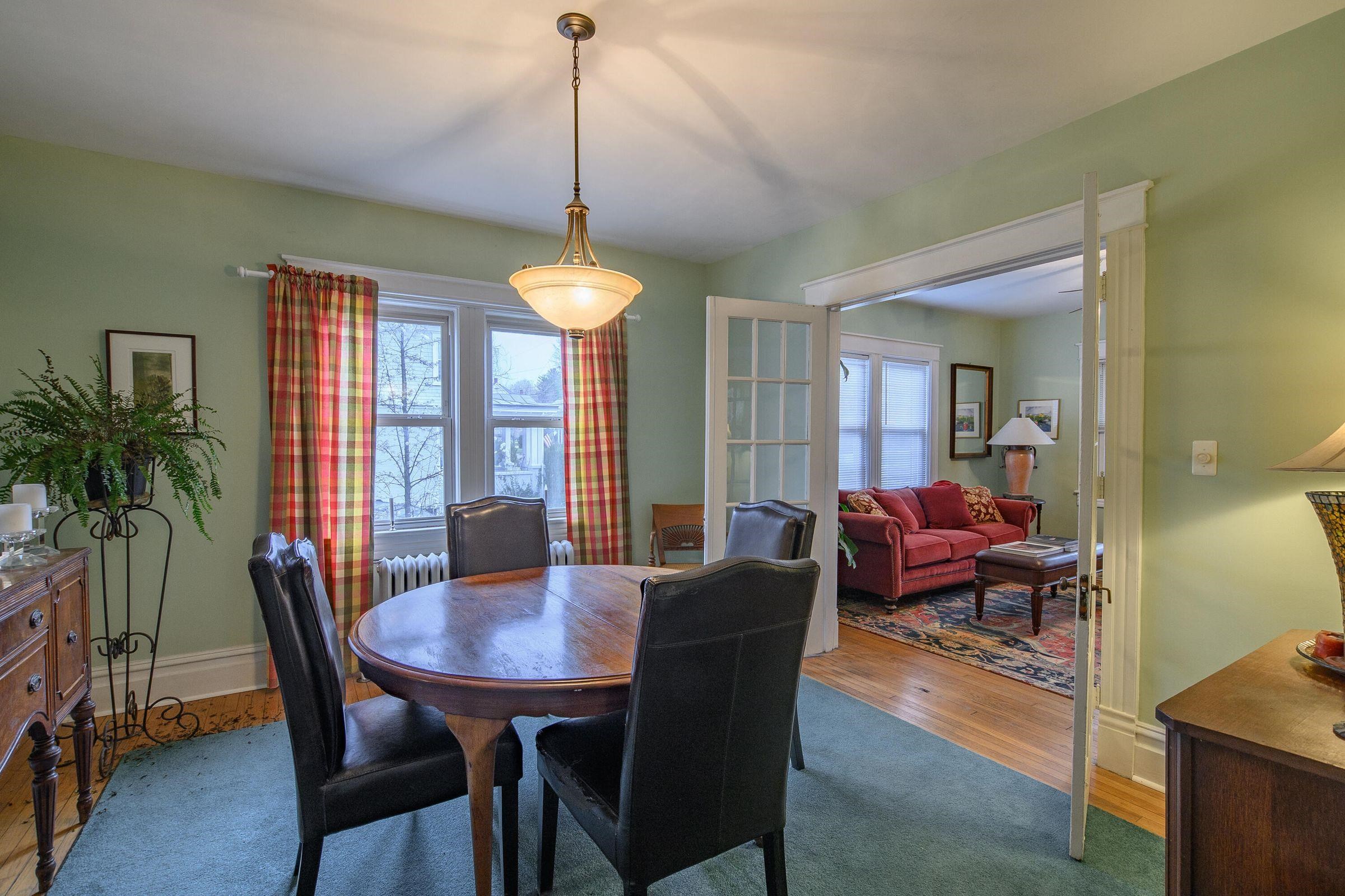 Dining room great for entertaining!