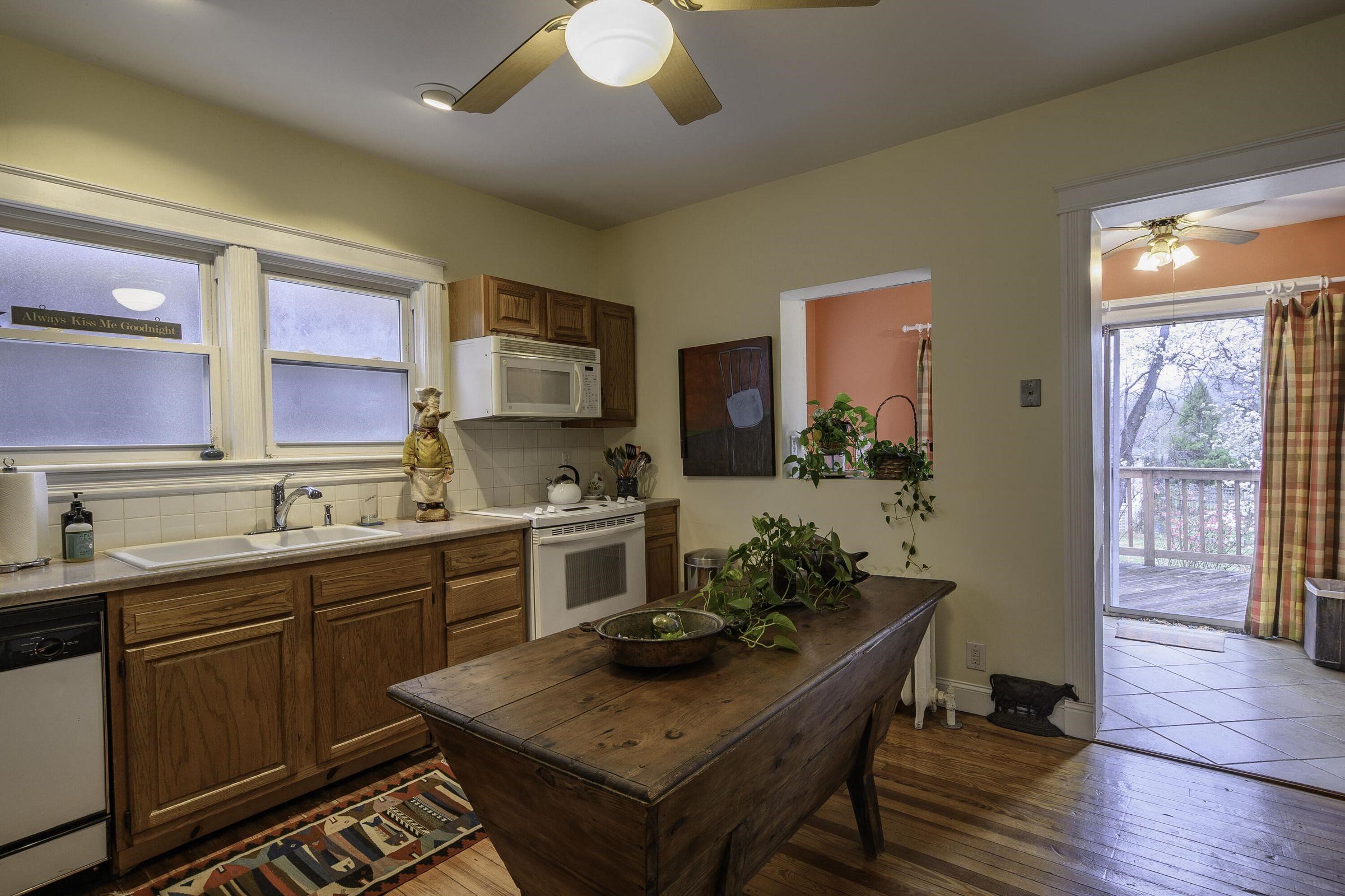 521 SOUTH MAIN ST, LEXINGTON, Virginia 24450, 3 Bedrooms Bedrooms, ,2 BathroomsBathrooms,Residential,521 S. Main St Lexington, VA 24450,521 SOUTH MAIN ST,667938 MLS # 667938
