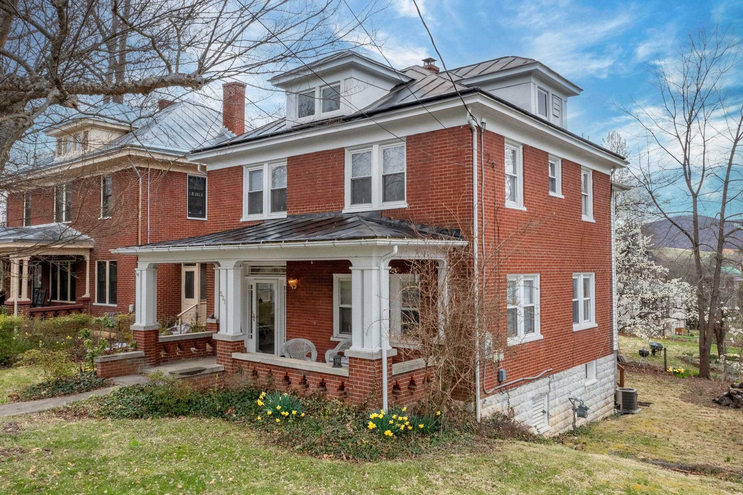Just a short walk to Woods Creek Trail, Waddell Elementary, two colleges, shops, excellent restaurants and all that Lexington has to offer!