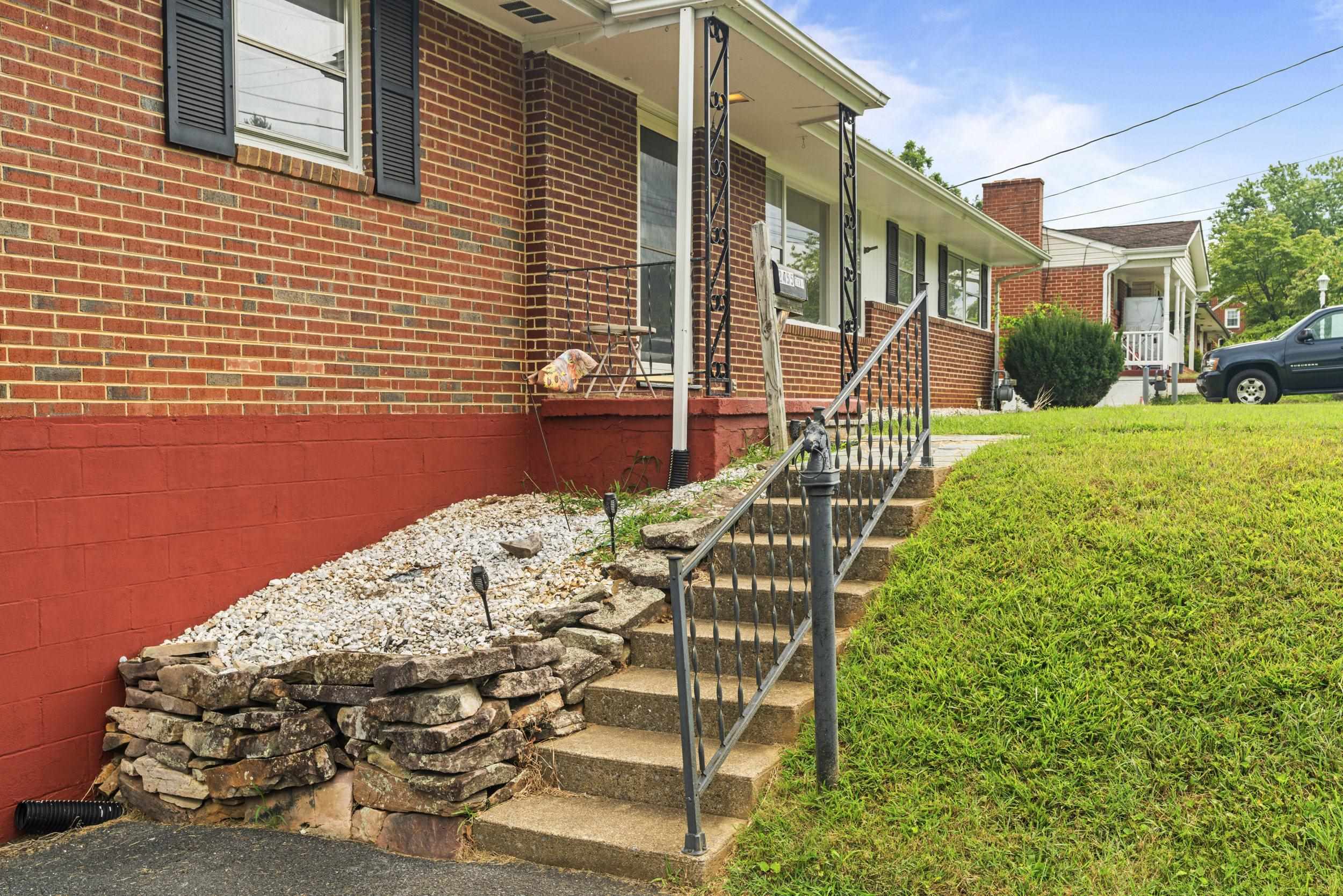 2455 MT VERNON ST, WAYNESBORO, Virginia 22980, 3 Bedrooms Bedrooms, ,2 BathroomsBathrooms,Residential,2455 MT VERNON ST,667959 MLS # 667959