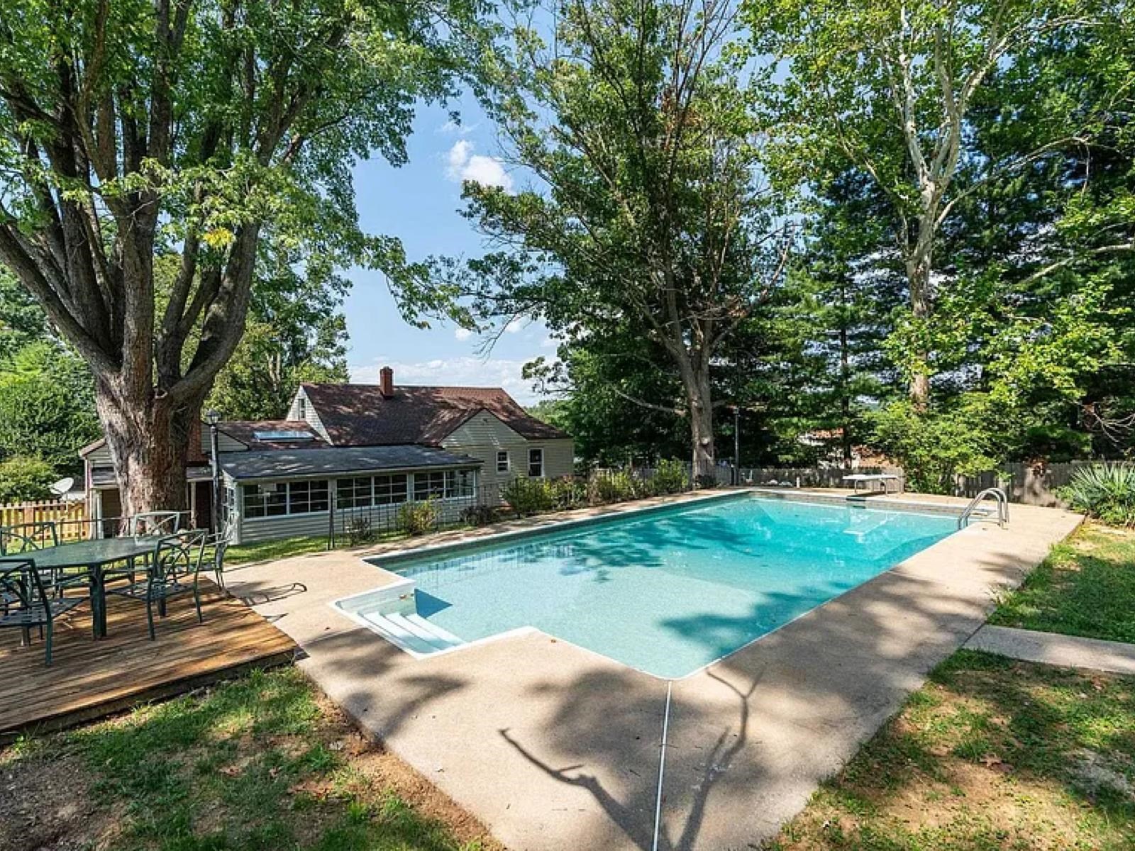 205 DEVON RD, STAUNTON, Virginia 24401, 4 Bedrooms Bedrooms, ,1 BathroomBathrooms,Residential,205 DEVON RD,667960 MLS # 667960