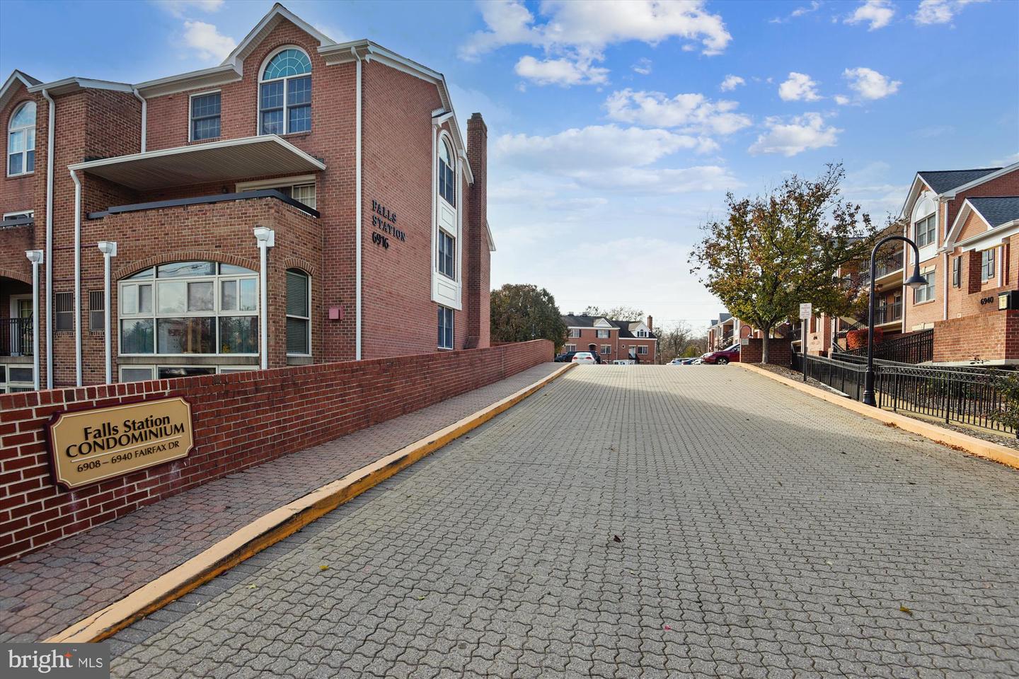 6924 FAIRFAX DR #114, ARLINGTON, Virginia 22213, 2 Bedrooms Bedrooms, ,2 BathroomsBathrooms,Residential,For sale,6924 FAIRFAX DR #114,VAAR2061192 MLS # VAAR2061192
