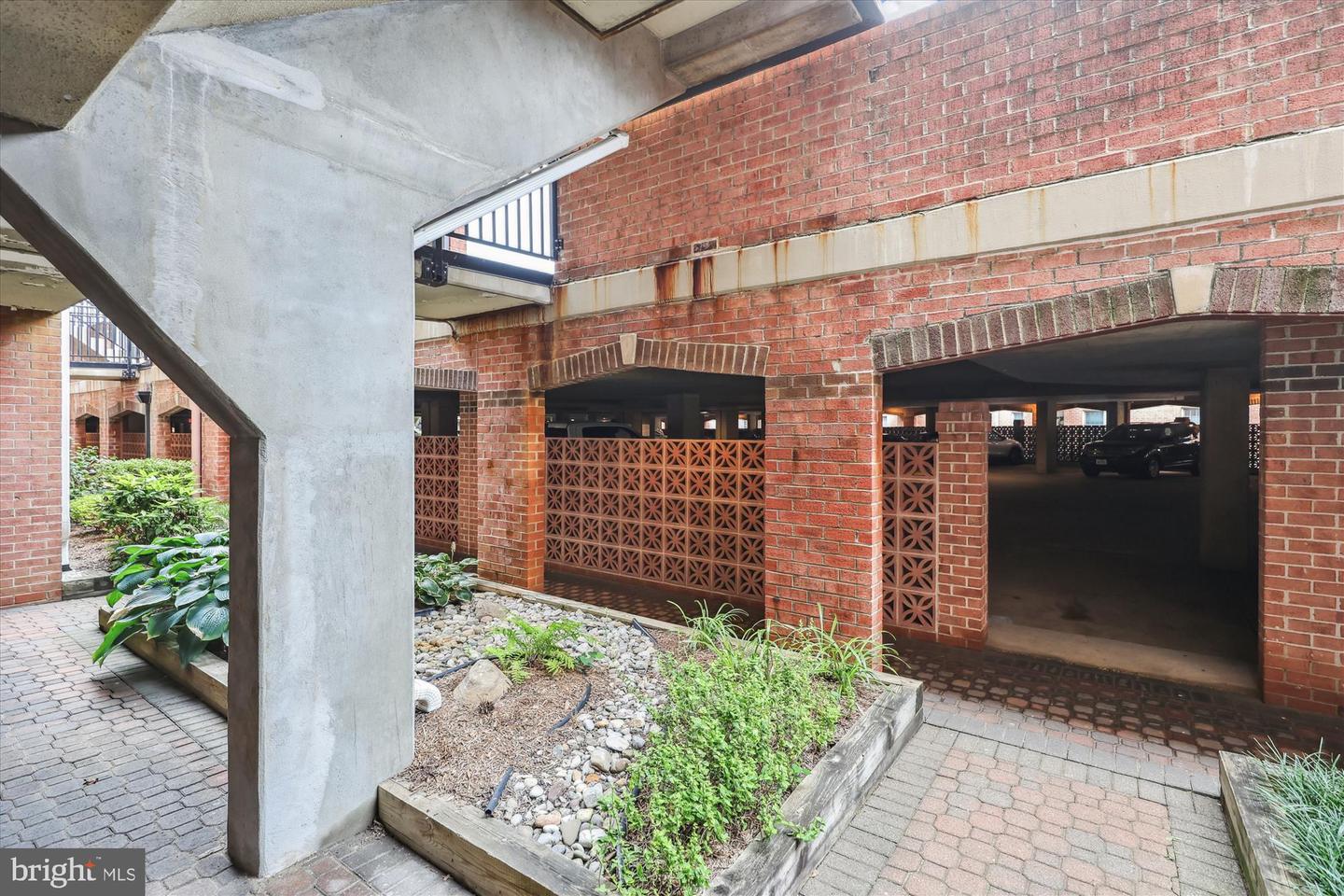 6924 FAIRFAX DR #114, ARLINGTON, Virginia 22213, 2 Bedrooms Bedrooms, ,2 BathroomsBathrooms,Residential,For sale,6924 FAIRFAX DR #114,VAAR2061192 MLS # VAAR2061192