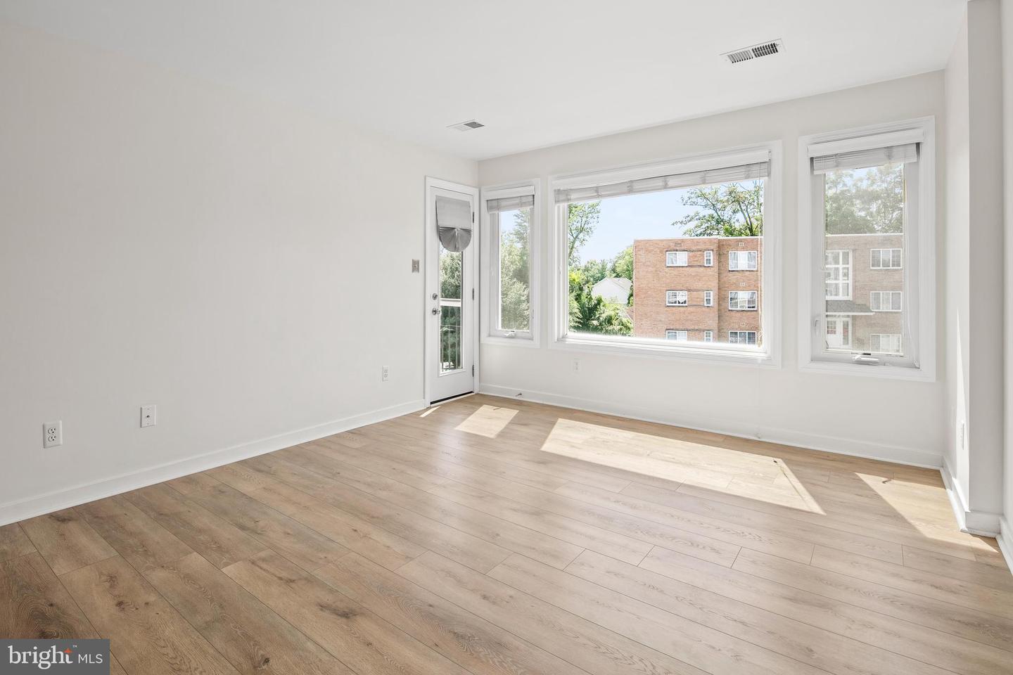 5566 LANGSTON BLVD #C-62, ARLINGTON, Virginia 22207, 2 Bedrooms Bedrooms, 8 Rooms Rooms,2 BathroomsBathrooms,Residential,For sale,5566 LANGSTON BLVD #C-62,VAAR2061234 MLS # VAAR2061234