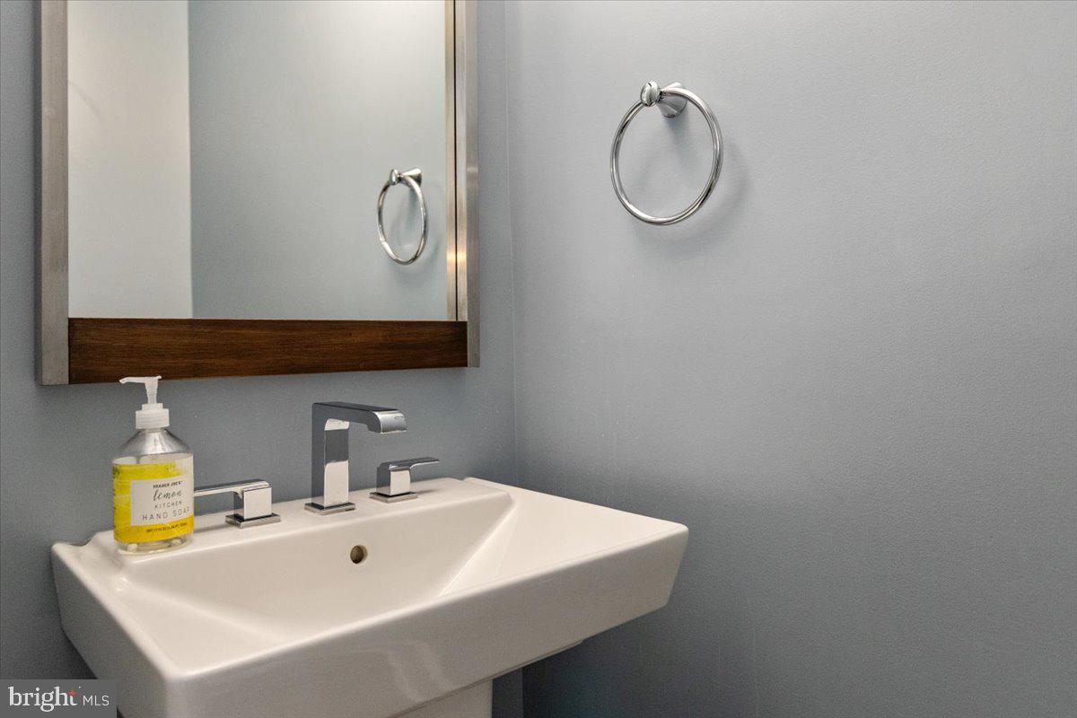 5740 10TH RD N, ARLINGTON, Virginia 22205, 4 Bedrooms Bedrooms, ,3 BathroomsBathrooms,Residential,For sale,5740 10TH RD N,VAAR2061368 MLS # VAAR2061368