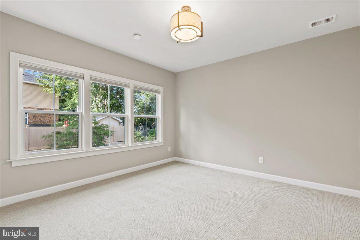 5740 10TH RD N, ARLINGTON, Virginia 22205, 4 Bedrooms Bedrooms, ,3 BathroomsBathrooms,Residential,For sale,5740 10TH RD N,VAAR2061368 MLS # VAAR2061368