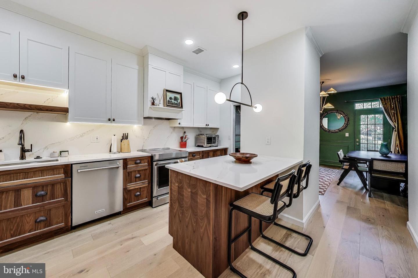 1000 N ROYAL ST, ALEXANDRIA, Virginia 22314, 3 Bedrooms Bedrooms, ,3 BathroomsBathrooms,Residential,For sale,1000 N ROYAL ST,VAAX2048638 MLS # VAAX2048638