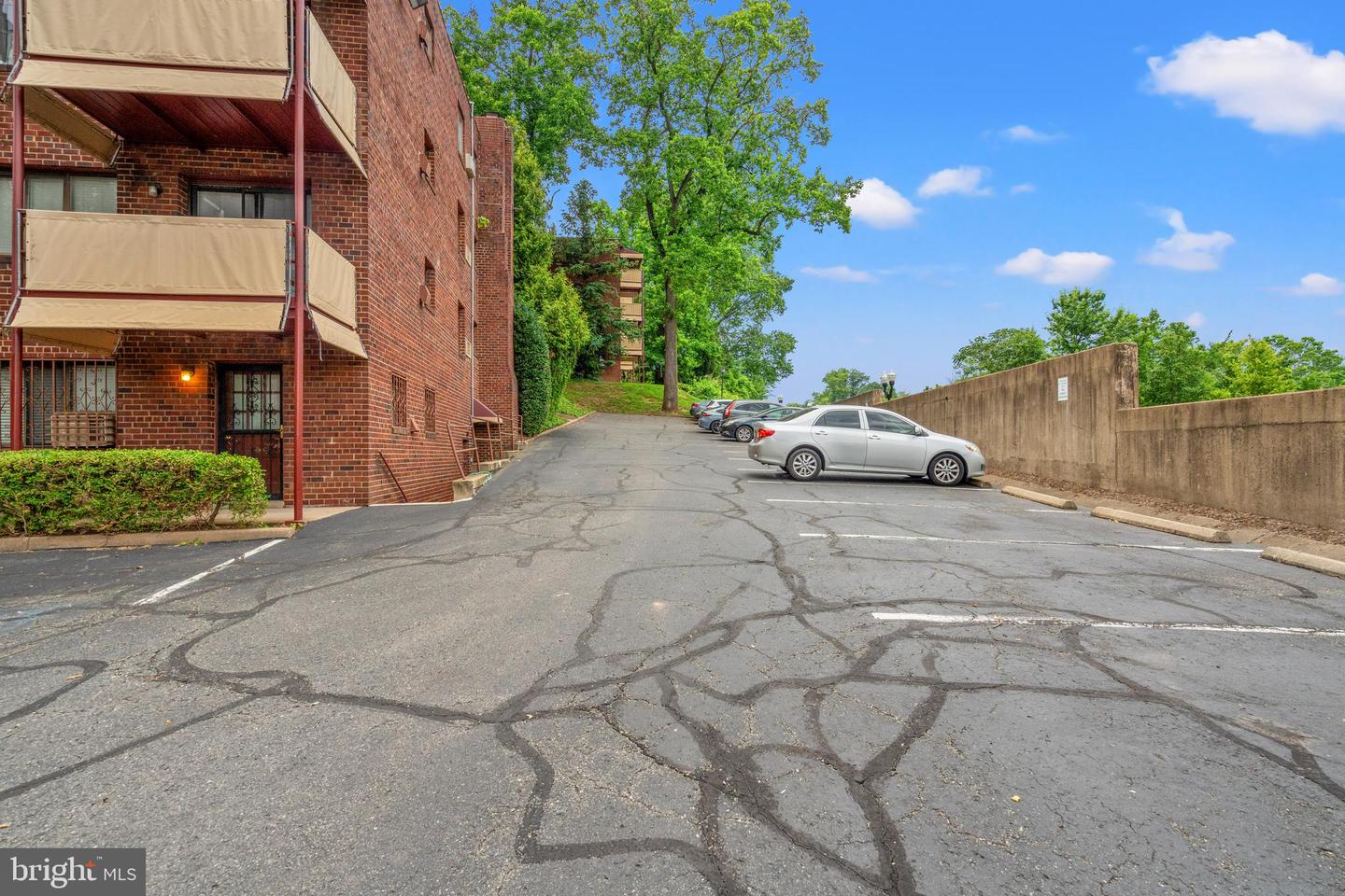 1563 N COLONIAL TER #401-Z, ARLINGTON, Virginia 22209, 2 Bedrooms Bedrooms, ,1 BathroomBathrooms,Residential,For sale,1563 N COLONIAL TER #401-Z,VAAR2062392 MLS # VAAR2062392
