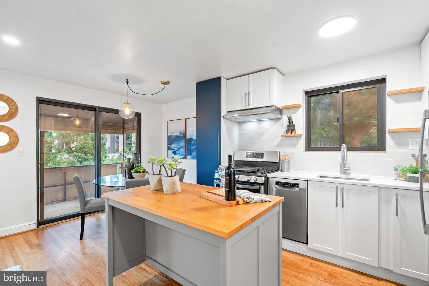1563 N COLONIAL TER #401-Z, ARLINGTON, Virginia 22209, 2 Bedrooms Bedrooms, ,1 BathroomBathrooms,Residential,For sale,1563 N COLONIAL TER #401-Z,VAAR2062392 MLS # VAAR2062392