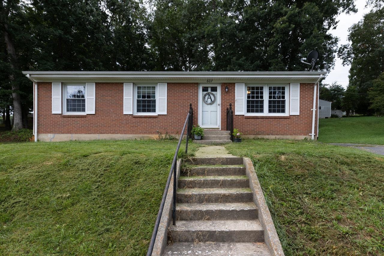 607 DAVID ST, STAUNTON, Virginia 24401, 3 Bedrooms Bedrooms, ,1 BathroomBathrooms,Residential,607 DAVID ST,667972 MLS # 667972