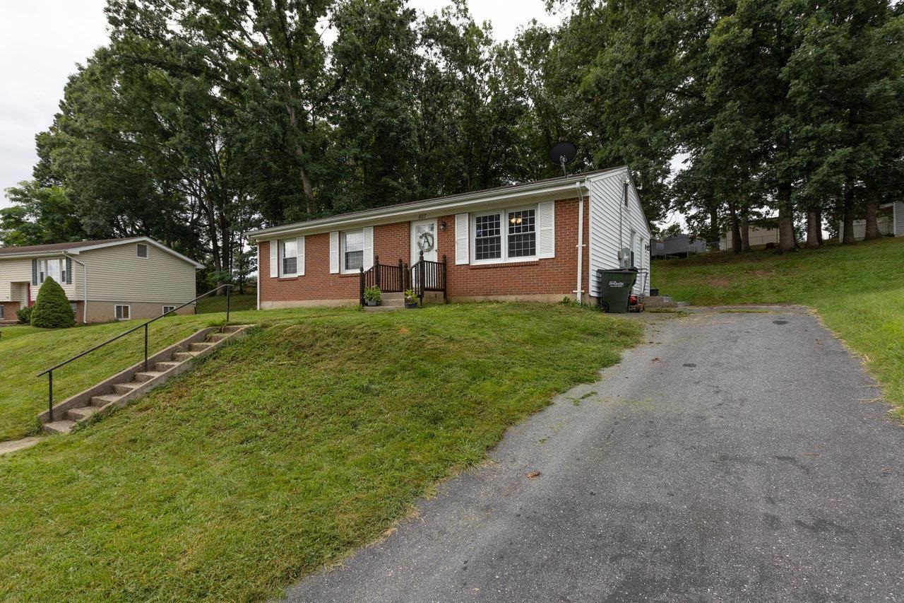 607 DAVID ST, STAUNTON, Virginia 24401, 3 Bedrooms Bedrooms, ,1 BathroomBathrooms,Residential,607 DAVID ST,667972 MLS # 667972