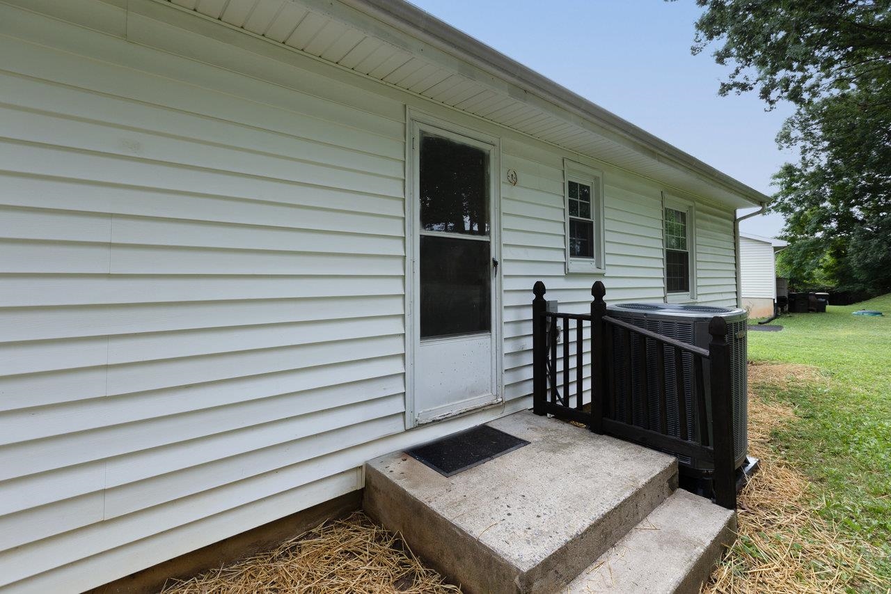 607 DAVID ST, STAUNTON, Virginia 24401, 3 Bedrooms Bedrooms, ,1 BathroomBathrooms,Residential,607 DAVID ST,667972 MLS # 667972