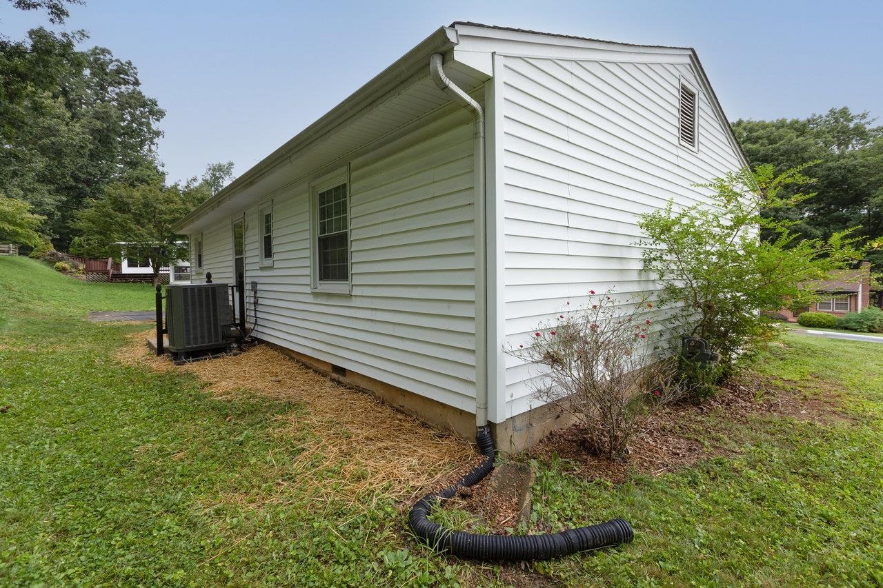607 DAVID ST, STAUNTON, Virginia 24401, 3 Bedrooms Bedrooms, ,1 BathroomBathrooms,Residential,607 DAVID ST,667972 MLS # 667972