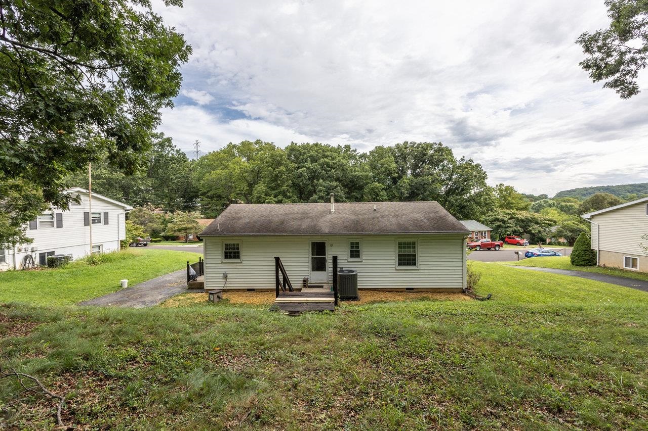 607 DAVID ST, STAUNTON, Virginia 24401, 3 Bedrooms Bedrooms, ,1 BathroomBathrooms,Residential,607 DAVID ST,667972 MLS # 667972