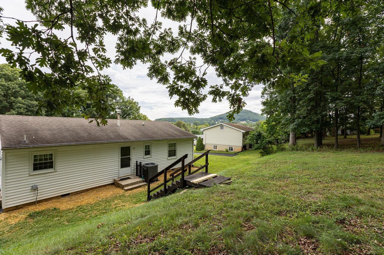 607 DAVID ST, STAUNTON, Virginia 24401, 3 Bedrooms Bedrooms, ,1 BathroomBathrooms,Residential,607 DAVID ST,667972 MLS # 667972