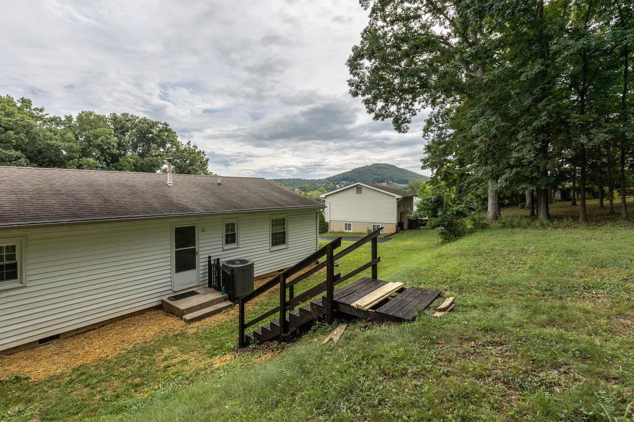 607 DAVID ST, STAUNTON, Virginia 24401, 3 Bedrooms Bedrooms, ,1 BathroomBathrooms,Residential,607 DAVID ST,667972 MLS # 667972