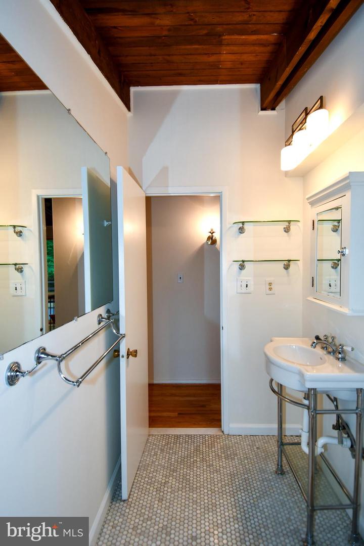 3321 HARTWELL CT, FALLS CHURCH, Virginia 22042, 4 Bedrooms Bedrooms, ,2 BathroomsBathrooms,Residential,For sale,3321 HARTWELL CT,VAFX2249388 MLS # VAFX2249388